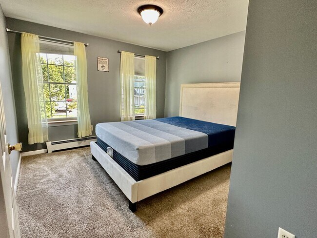 Building Photo - Like New 3BR, 1.5 bathroom Colonial For Rent