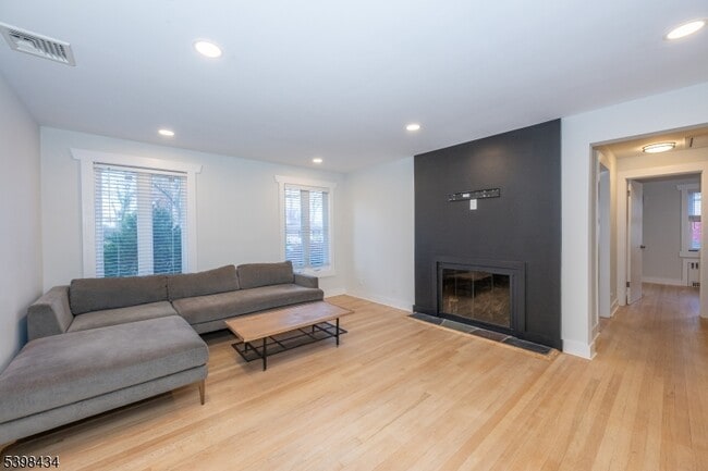 Building Photo - 7 Oak Tree Ln