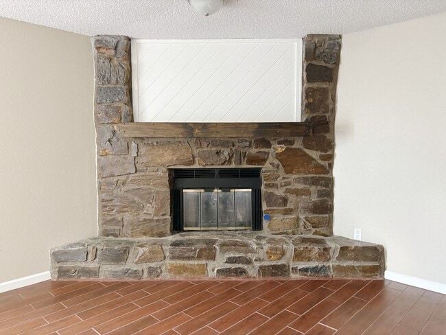 Building Photo - Spacious 1 Bedroom Duplex, 2 car garage