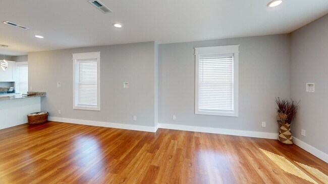 Building Photo - $1810 per Bedroom | 6BR/6BA in Fort Sander...