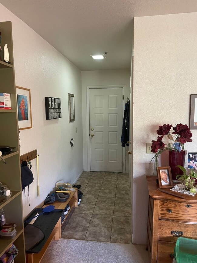 Building Photo - Tierra Sienna Condo- 6-Month Lease Term