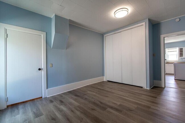 Building Photo - 725 7th Ave SE