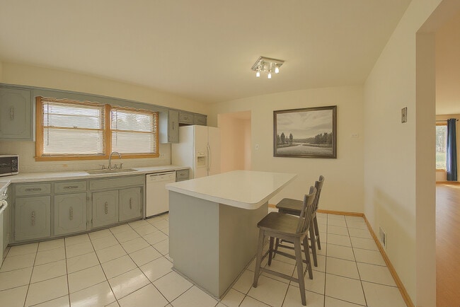 Building Photo - 10001 S Komensky Ave