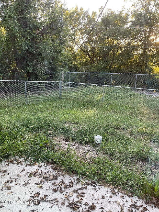 Building Photo - 524 N Jackson Ave