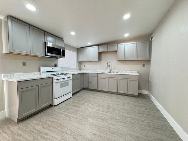 Building Photo - 1724 Izabella Ave