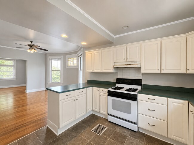 Building Photo - 6 Bed/2 Bath Mins. from UC Campus $600/pp ($3,600/mo)!