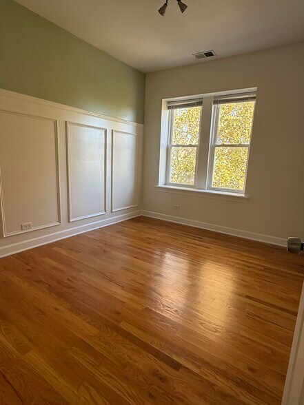 Building Photo - 6204 N Claremont Ave