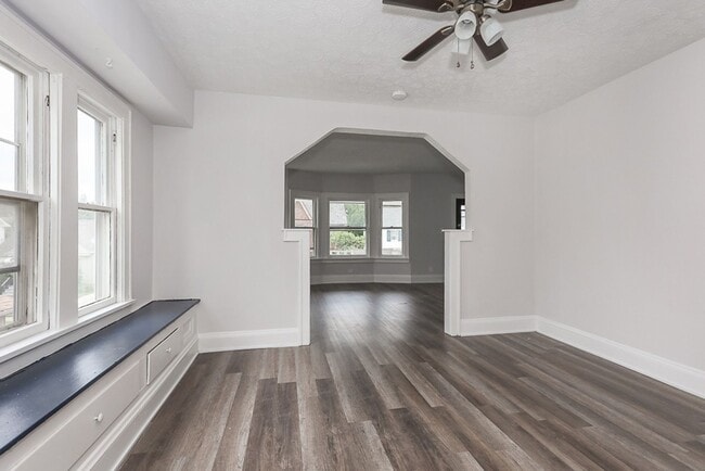 Building Photo - 4930 E 108th St