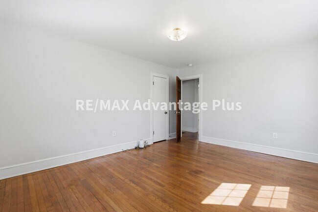 Building Photo - Beautiful brick home with full basement in Prospect