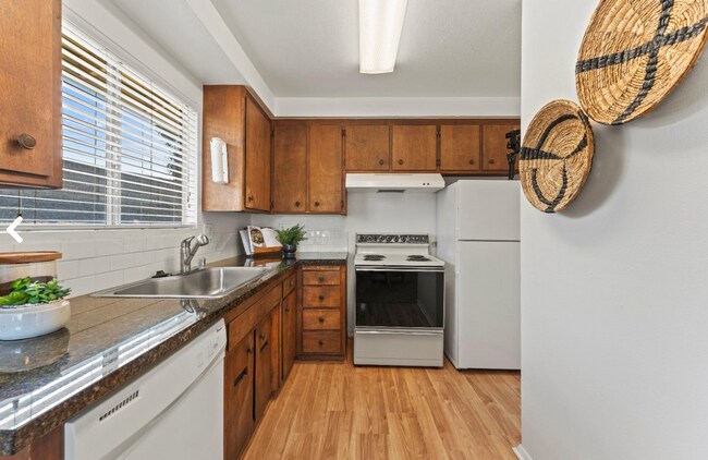 Building Photo - Adorable 2/1 Half-Plex w/Garage!  MUST SEE!!  Please read entire ad for viewings
