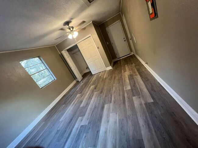 Building Photo - 10405 Riverbend Cir