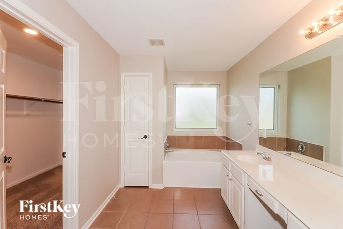 Building Photo - 5914 Rosemary Circle