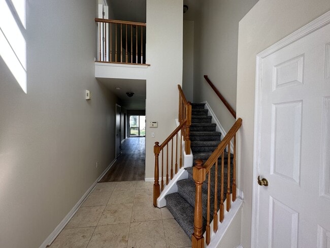 Building Photo - 3 bedrooms, 2.5 bathrooms