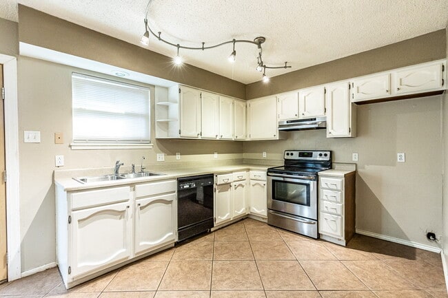 Building Photo - Spacious 2 Bedroom Townhome with Carport!