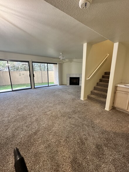 Roomy great room - 3030 N Hayden Rd