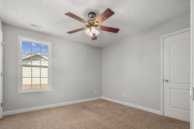 Building Photo - 4 Bedroom 2.5 Bath Home