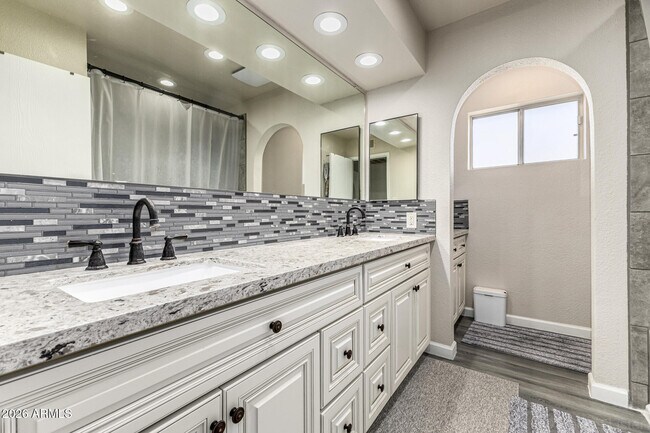 Building Photo - 2502 E Malibu Dr