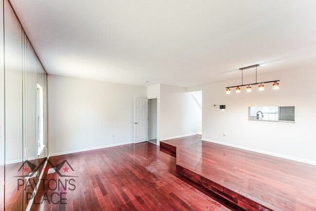 Building Photo - Spacious Oxon Hill Townhome with Parking F...