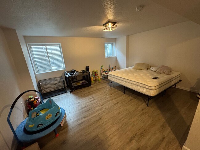 Building Photo - 3 BED 2 BATH TOWNHOME CENTRALLY LOCATED IN COLORADO SPRINGS!!!