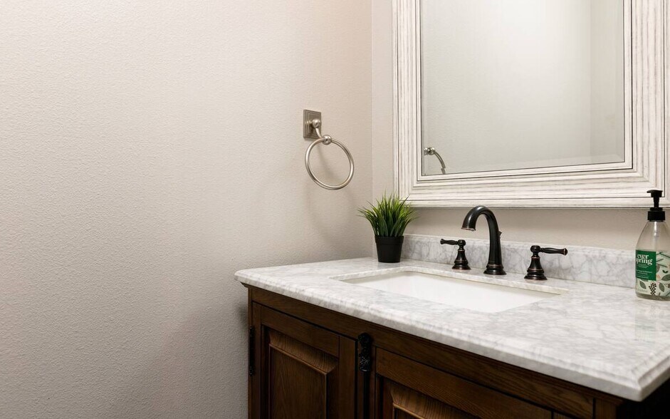 Building Photo - 913 Columbine Ave