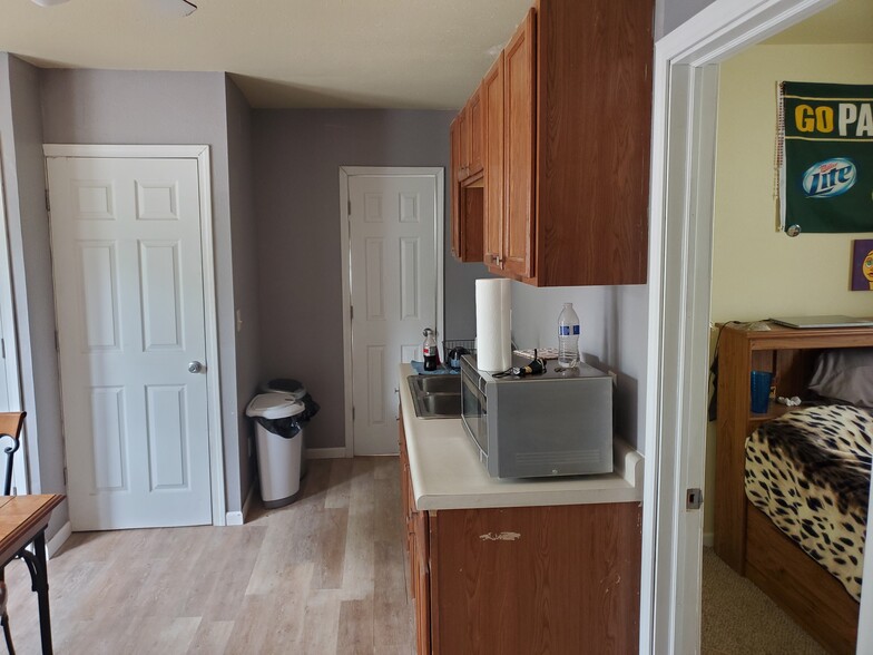 Kitchen a - 1006 E Land Pl