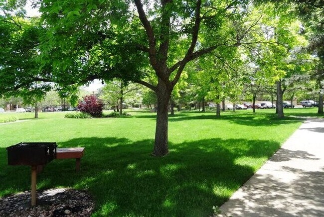 Building Photo - One Bedroom Main Level Condo for Rent Near CU