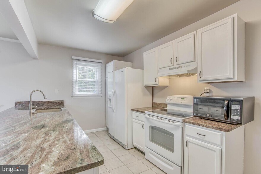 Building Photo - 9909 Maidbrook Rd