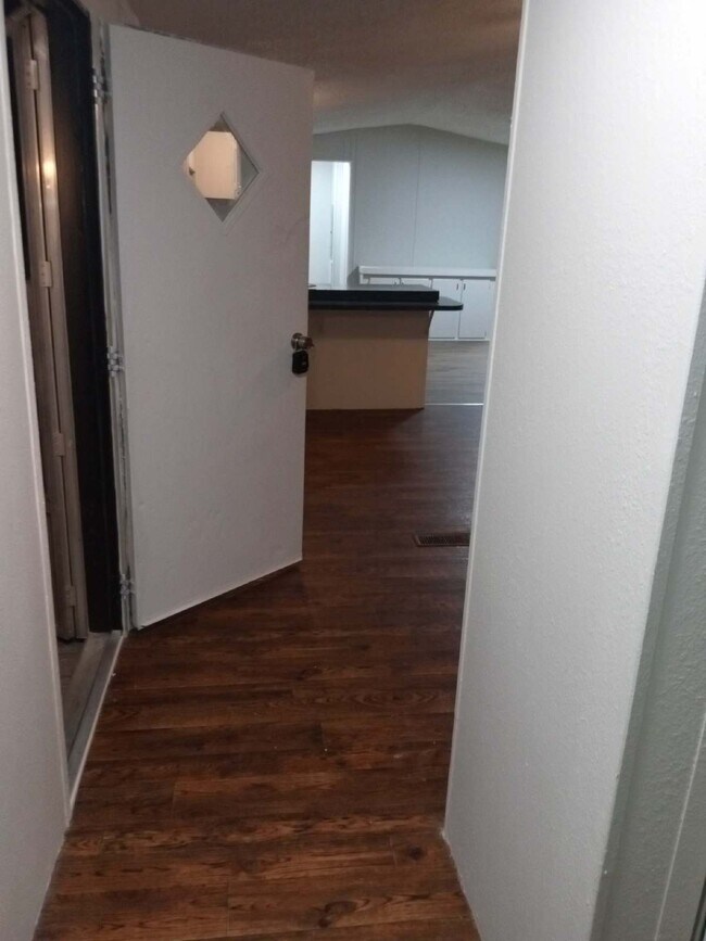 Building Photo - 3000 Poplar St