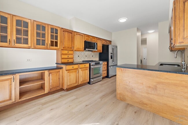 Building Photo - 615 W Parkside Dr