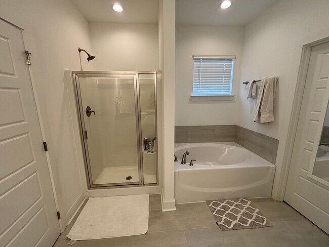 Building Photo - 1117 Briar Gate