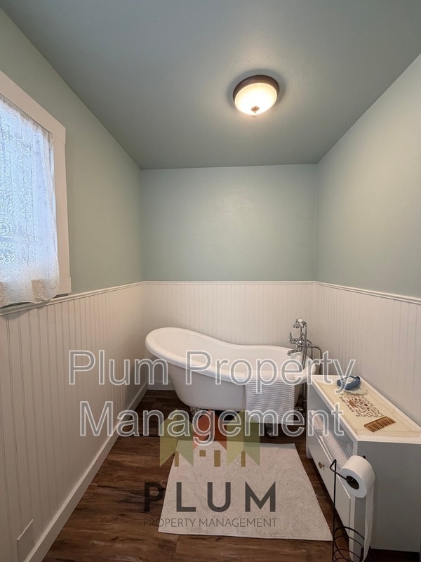 Building Photo - 208 Cedar St