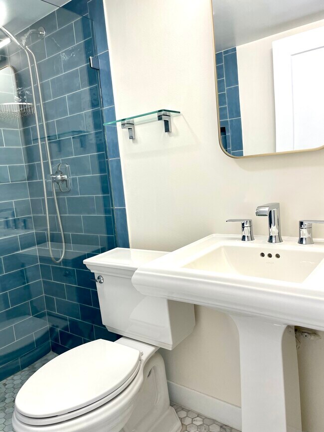 bath - 1555 E Browning Ave