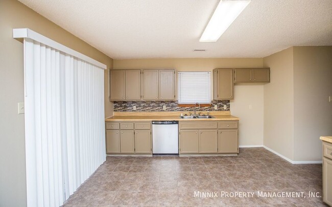 Building Photo - 4701 Country Club Dr