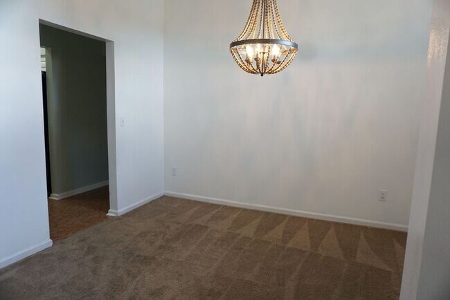 Building Photo - 3 Bedroom 2 Bathroom home with Garage Near...