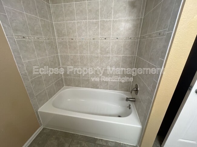 Building Photo - 626 Meadowood St