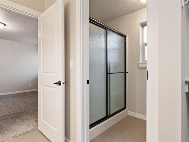 Building Photo - Free September Rent!  Beautiful Newer 4 Bed, 3 Bath located in the heart of Meridian - available ...