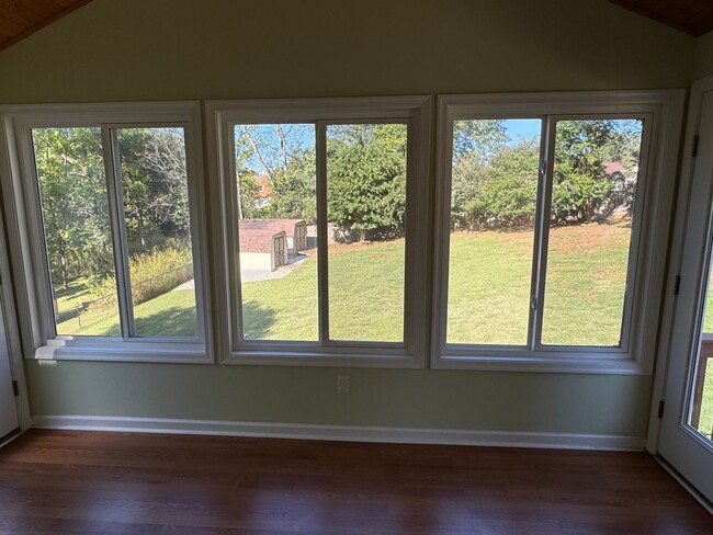 Building Photo - Charming 5 Bedroom Home off Lakeside Drive