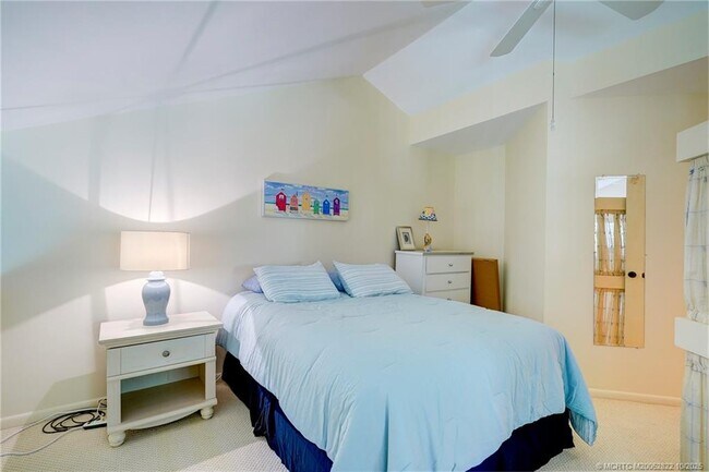 Building Photo - 233 NE Edgewater Dr