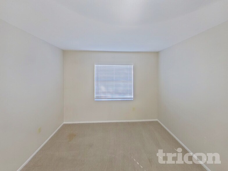 Building Photo - 1074 Deer Hollow Way