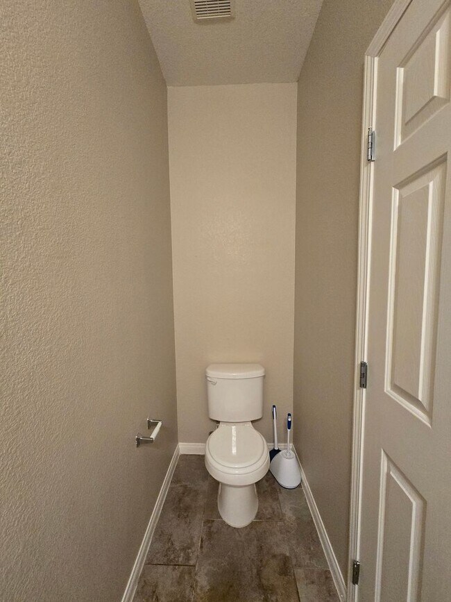 Building Photo - 4 BED, 2 1/2 BATH, 2 STORY HOME!!