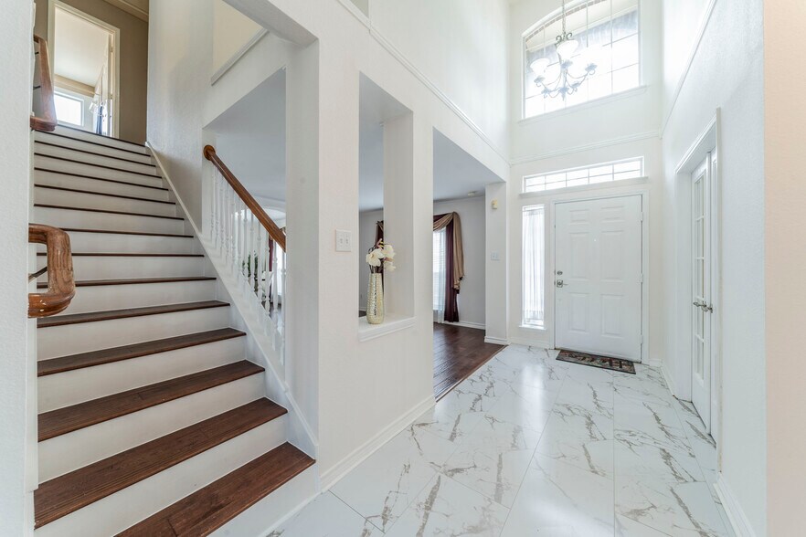Building Photo - 4817 Carolwood Dr