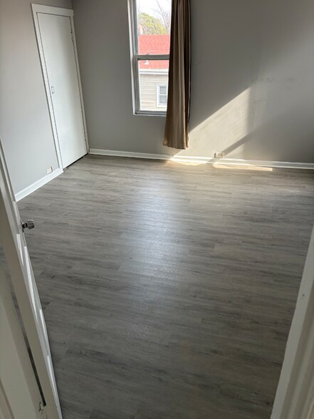 Building Photo - 1918 Elm St