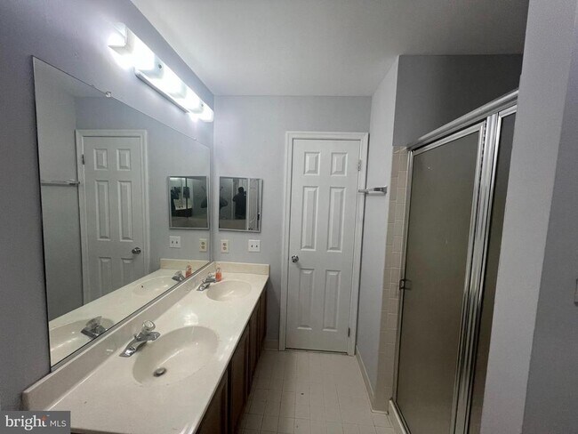Building Photo - 3325 Midland Ct