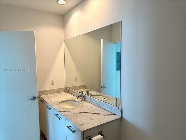 Building Photo - 950 Brickell Bay Dr