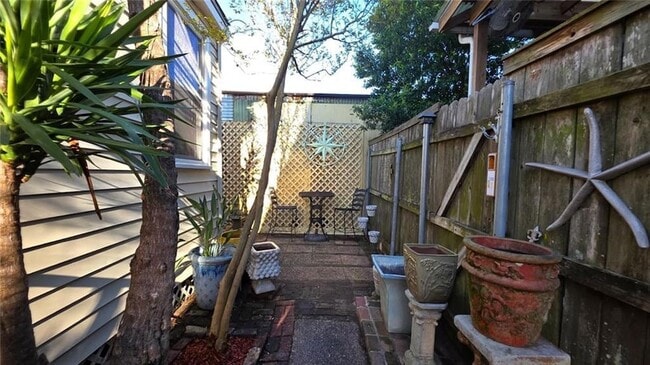 Building Photo - 611 Lyons St