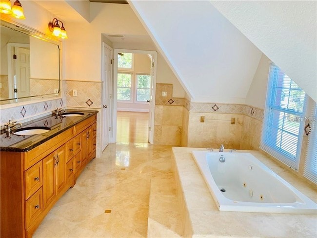 Building Photo - 832 Bay St NE