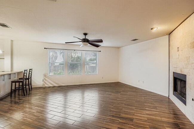 Building Photo - 1020 Brutus Dr
