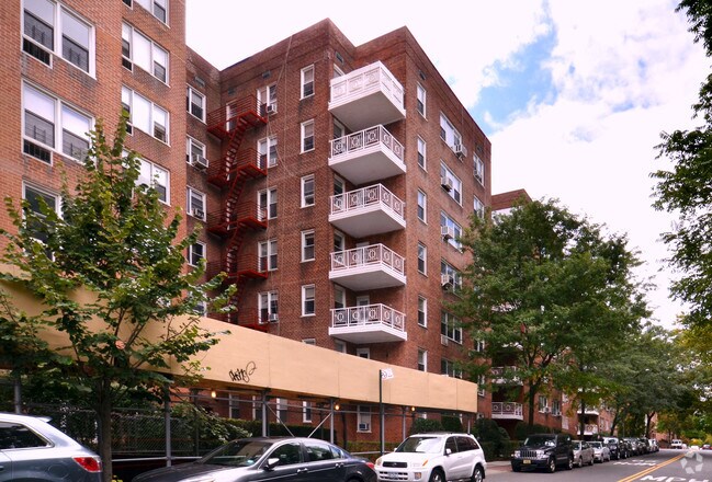 Building Photo - 600 W 239th St