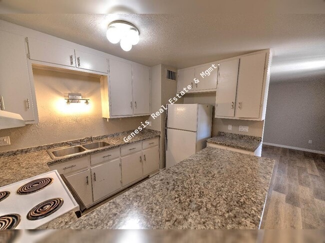 Building Photo - 3211 E Edison St