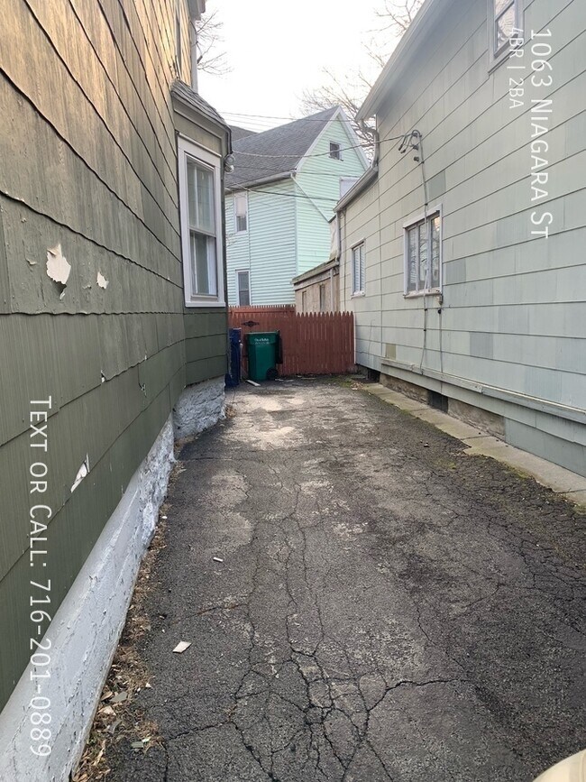 Building Photo - 1063 Niagara St